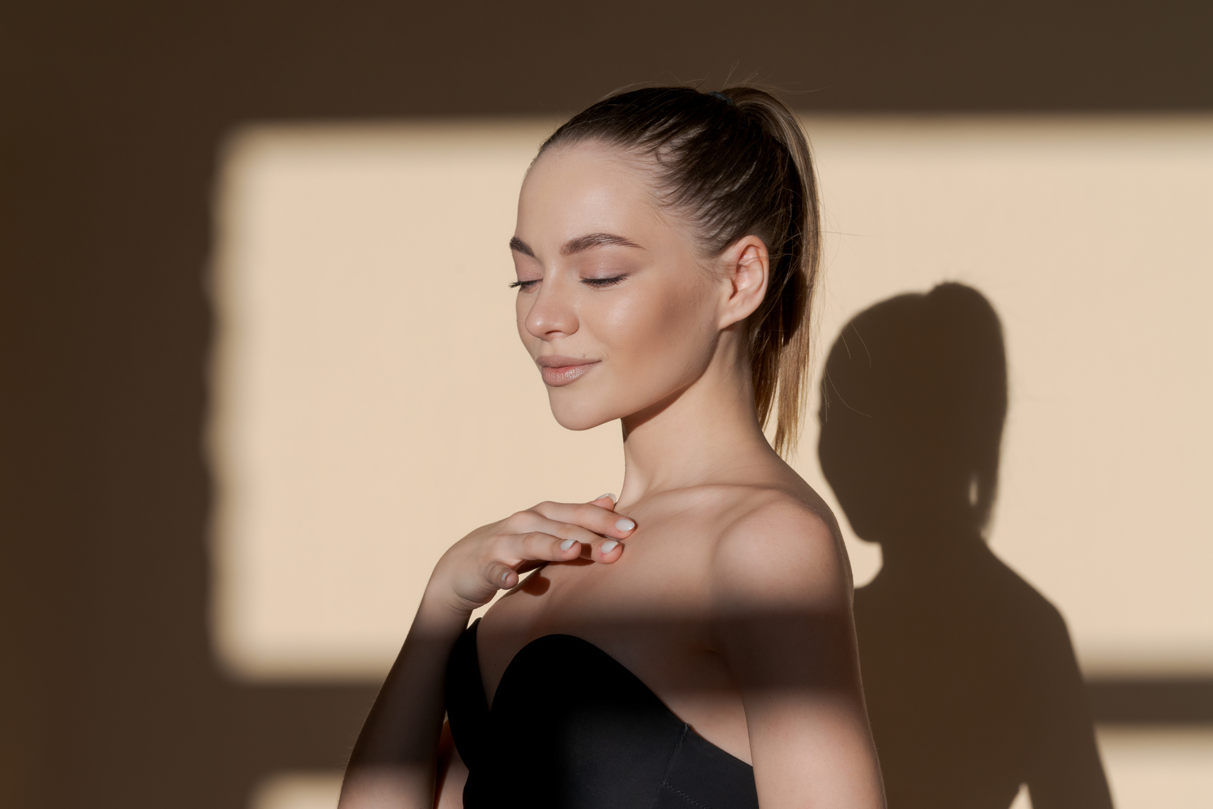Profissional de medicina estética atendendo paciente na PinkMed